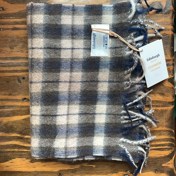 NWT Edinburg Cashmere 100% Cashmere Tartan Unisex Scarf in Winter Check - Picture 3 of 15